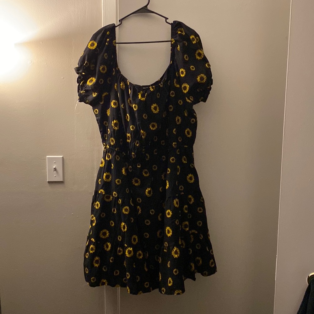 Plus size sun flower dress NWT -Hot Topic size 2, fits 20/24